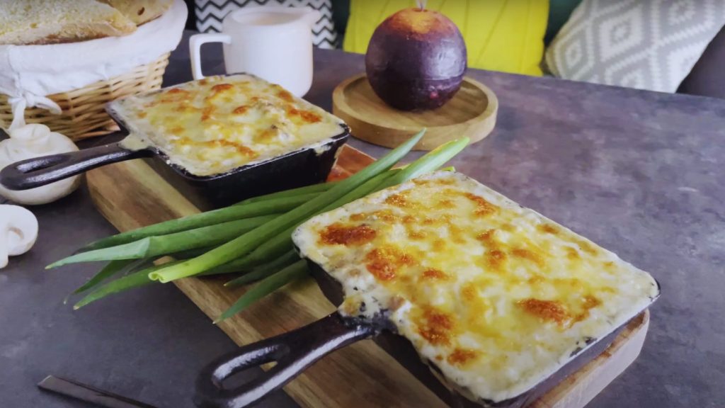 золотиста сирна скоринка на жульєні з куркою та грибами, щойно з духовки