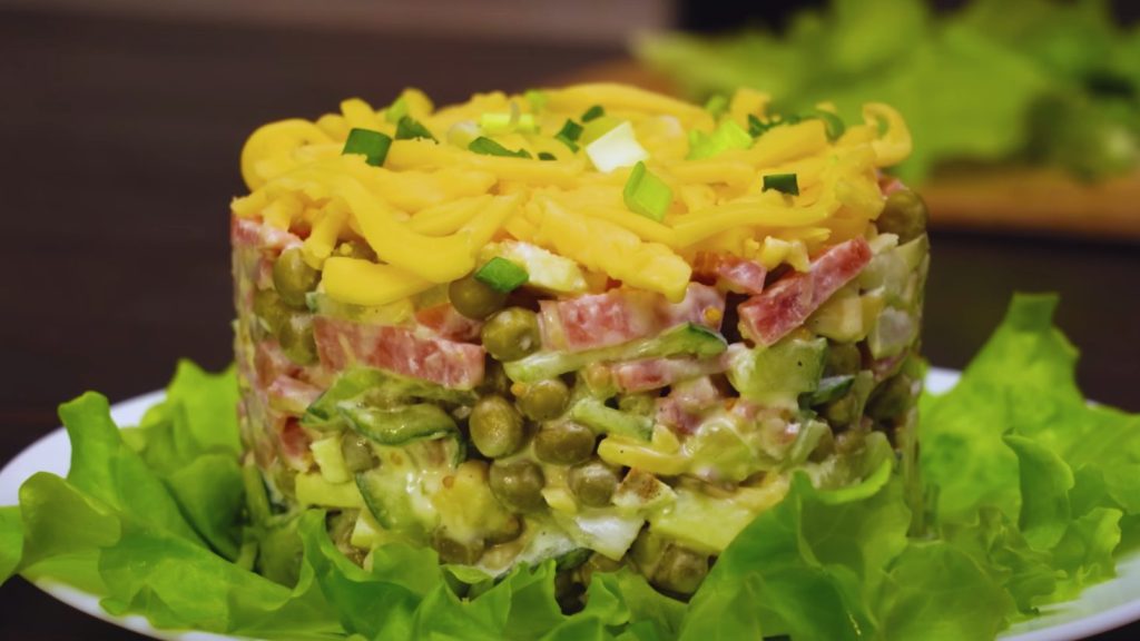 шустрий салат з огірками, сиром та ковбасою