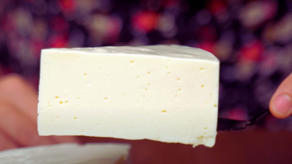 низькокалорійний десерт без випічки у круглій формі після застигання