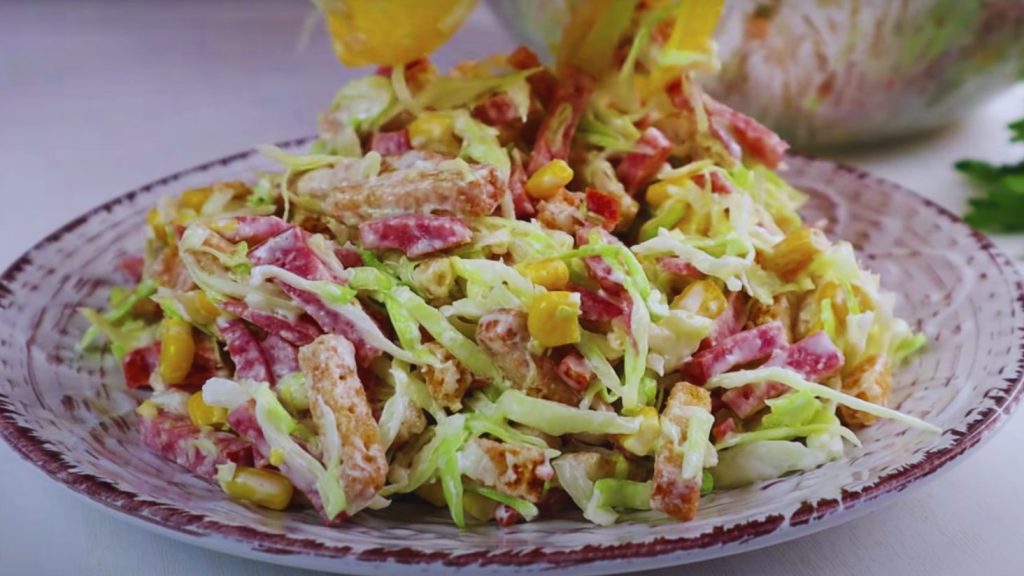 Салат з молодою капустою і сухариками