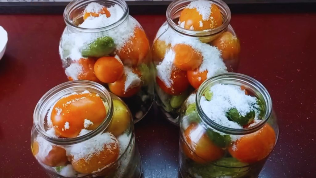 огірки та помідори в одній банці