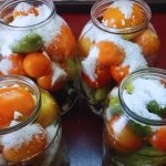 огірки та помідори в одній банці