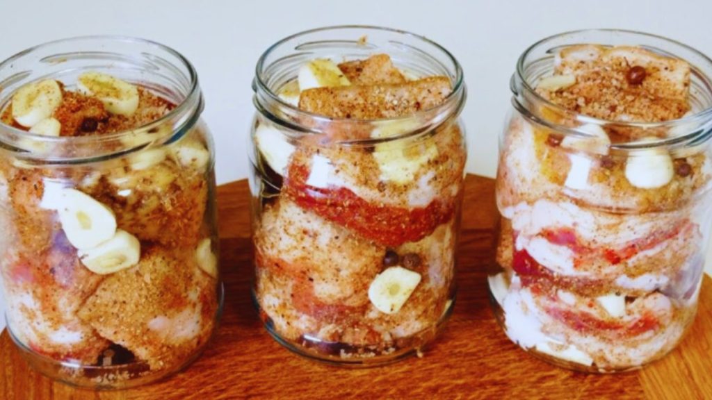 сало мариноване в банці