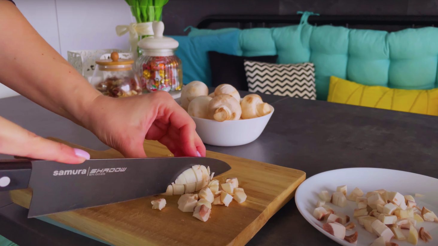 жульен с курицей и грибами в порционной форме, запеченный под творожной корочкой