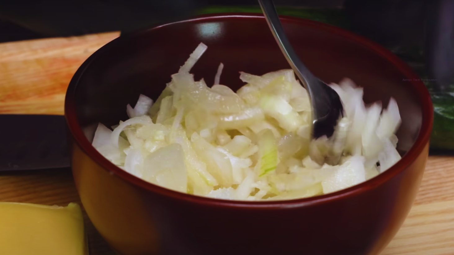 домашний салат с омлетом, зеленым горошком и сметанной заправкой