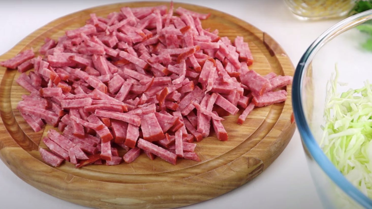 салат с молодой капустой и сухариками