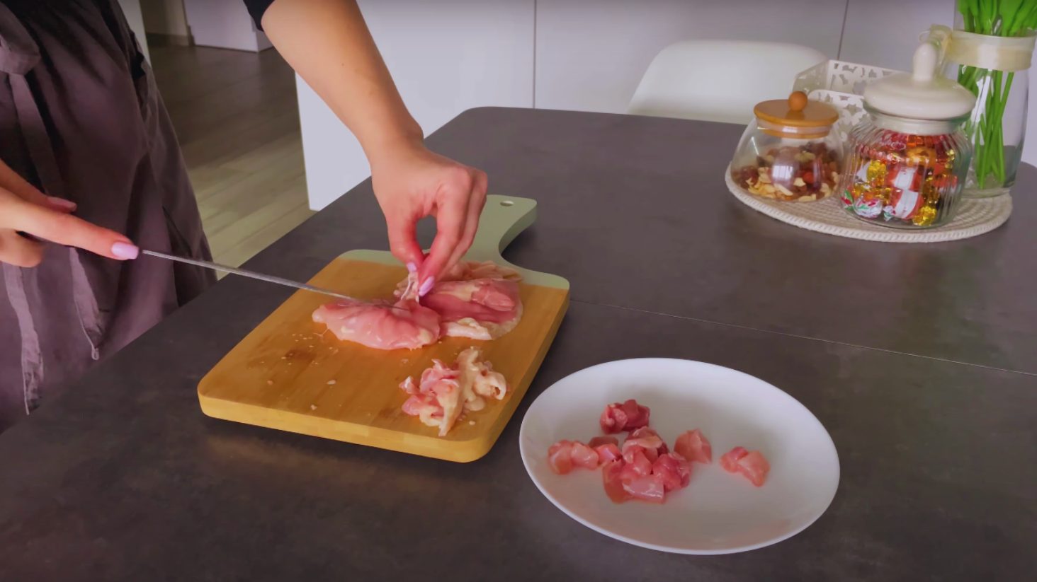 аппетитный жульен с курицей и грибами в керамических кокотницах