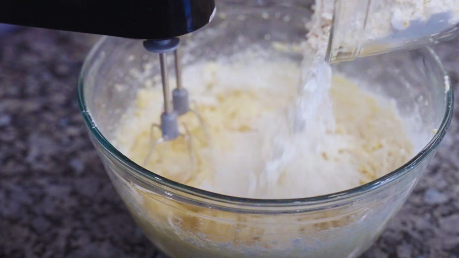 приготовление теста для пирога со сливами