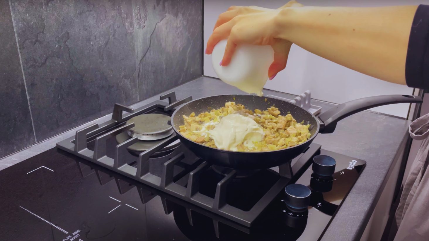 жульєн з куркою та грибами перед запіканням у духовці, посипаний тертим сиром