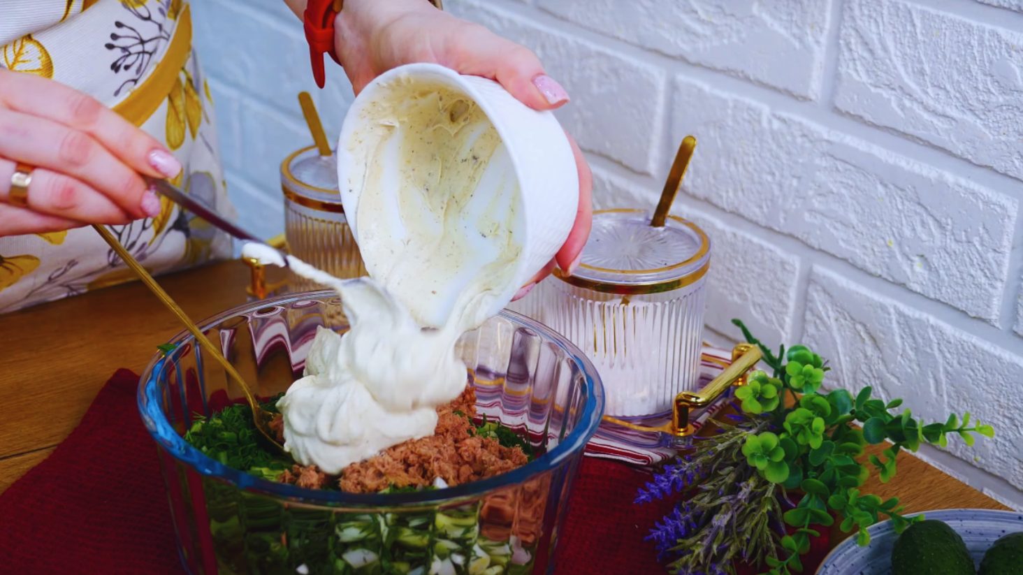 приготовление салата с тунцом