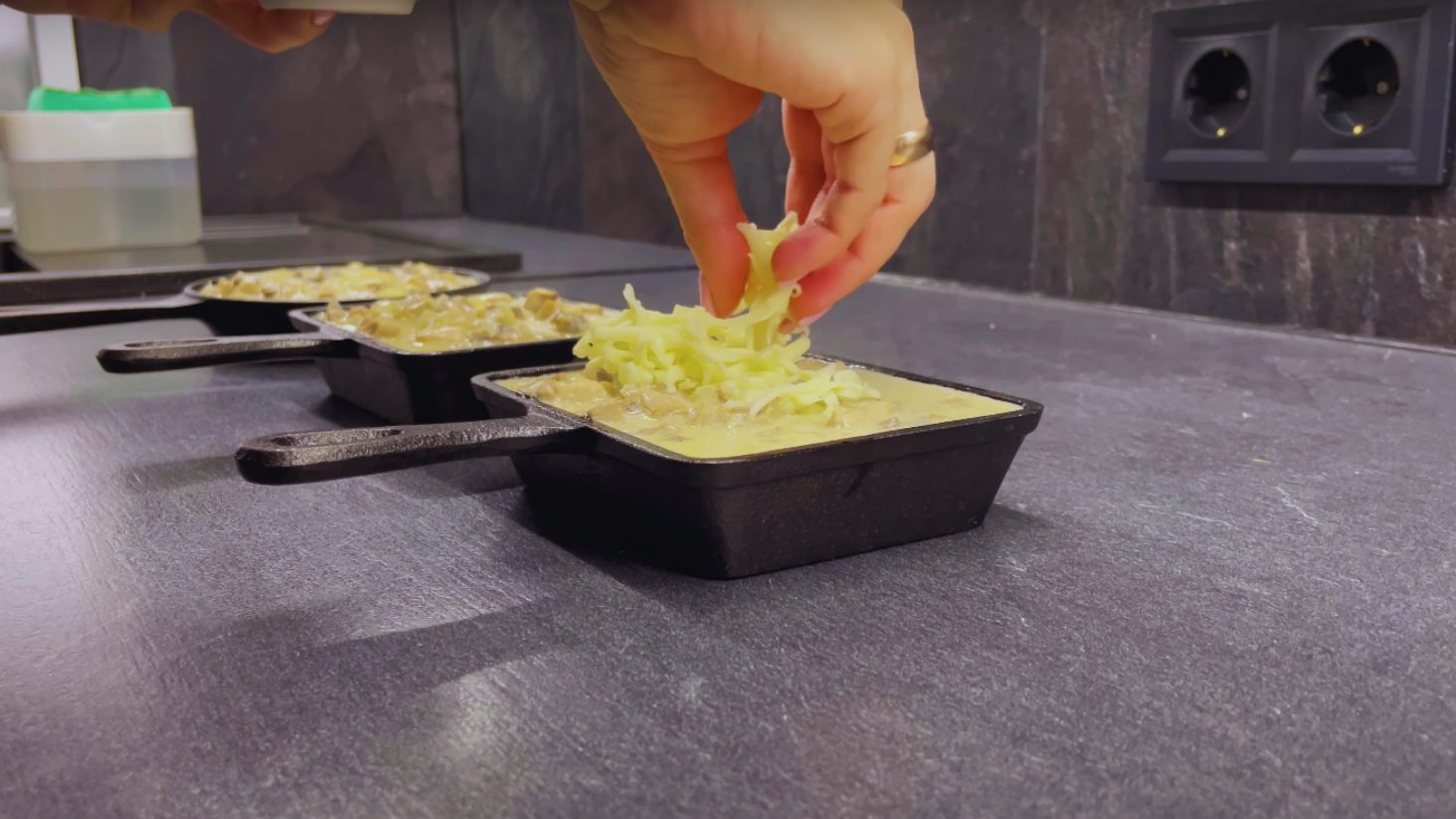 золотистая творожная корочка на жульене с курицей и грибами, только из духовки