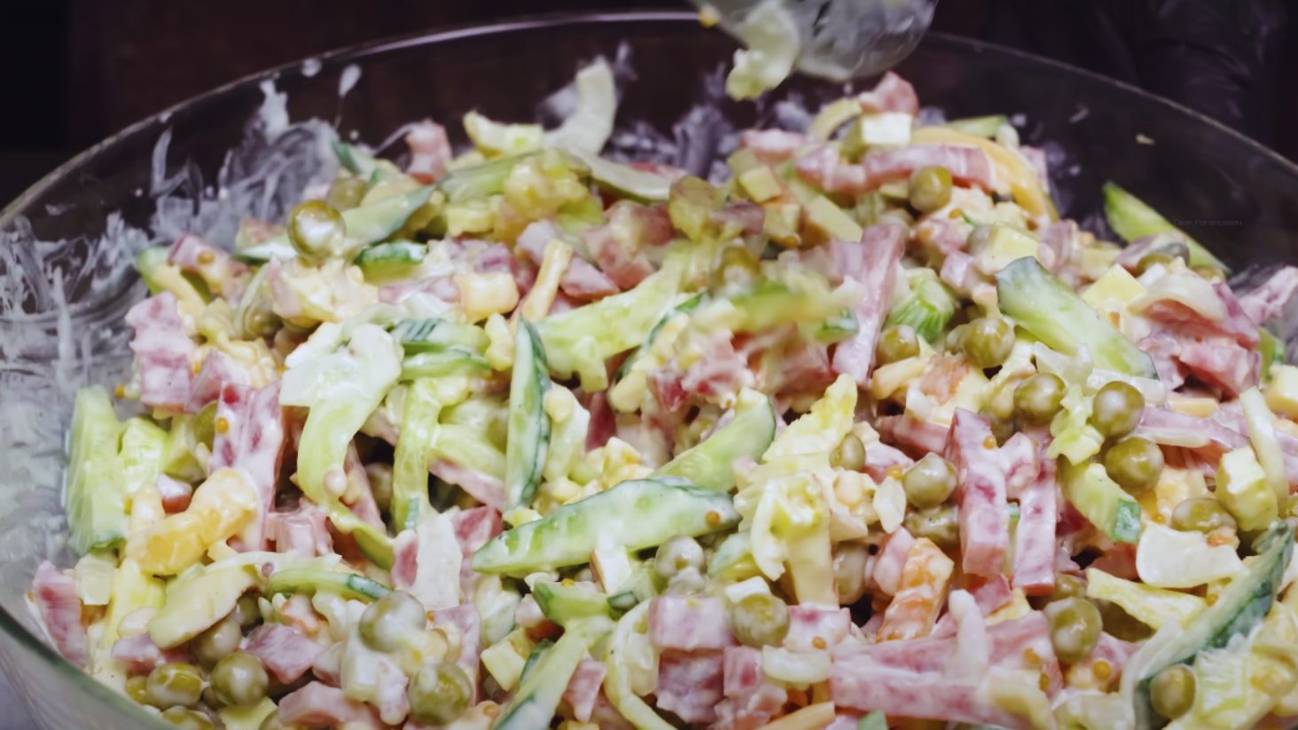 шустрый салат с огурцами, сыром и колбасой