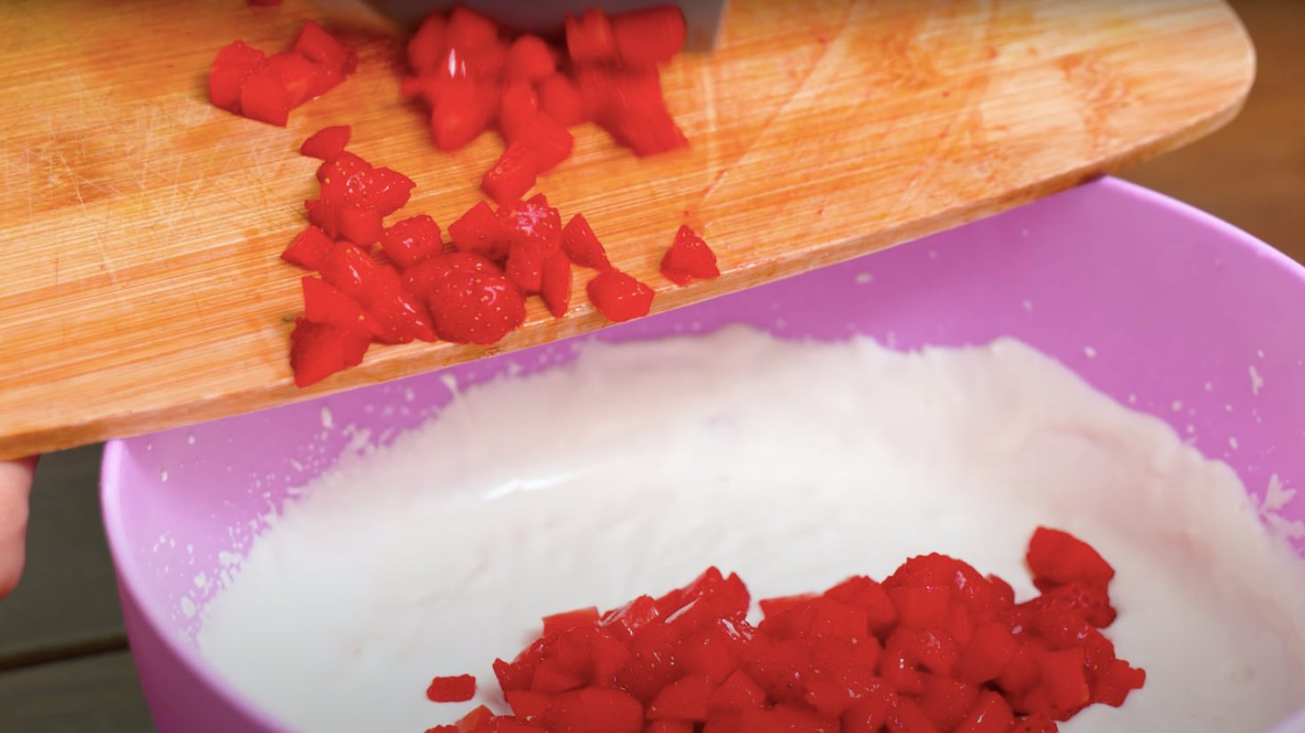 клубника и творожная масса