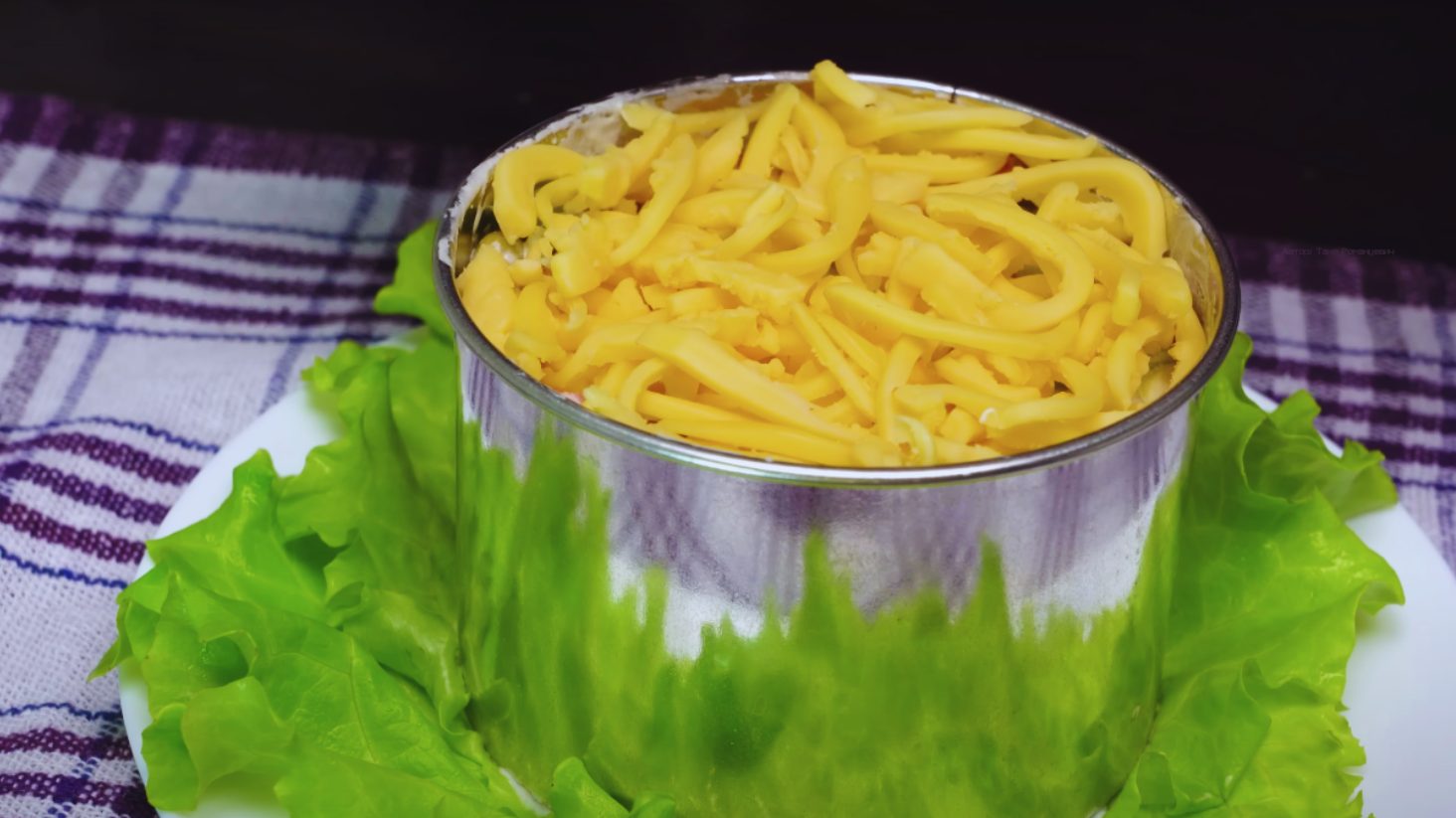 порционная подача шустрого салата в креманце с зеленью сверху