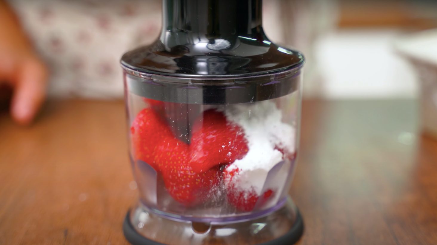 клубника и сухарная пудра