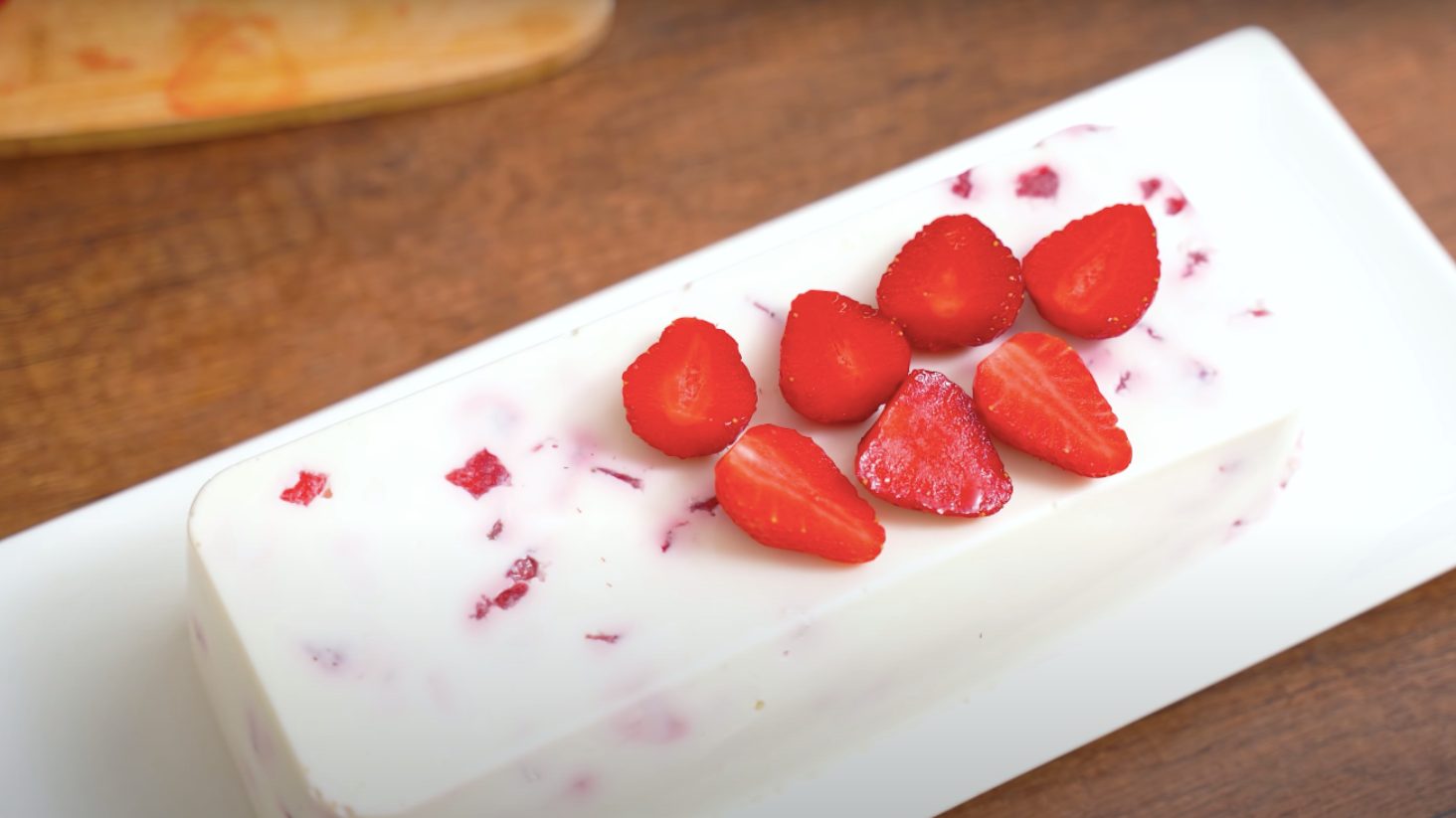 творожный десерт с клубникой