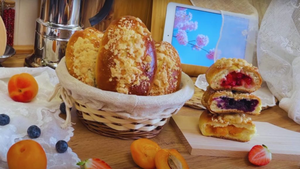 пухкі пиріжки ягодами і фруктами та хрумкою крихтою