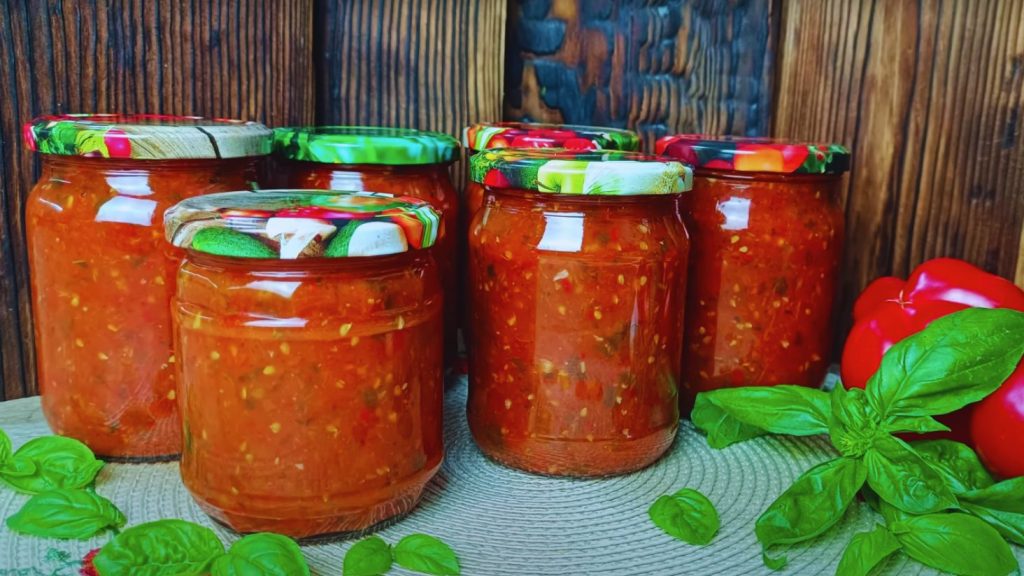 соус на зиму, з помідорів, перцю, базиліку та часнику