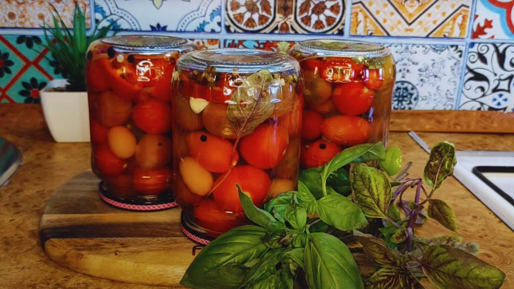 Мариновані помідори з базиліком Різдвяні за цим рецептом закриваю спеціально до свят на закуску