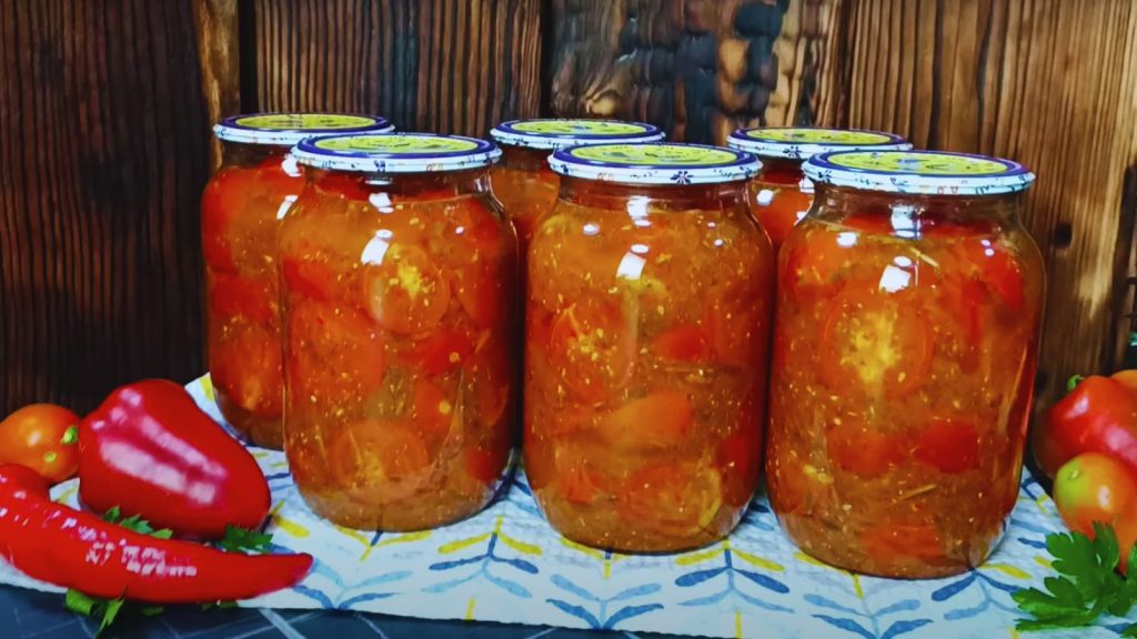 мариновані помідори половинками в пряній заправці