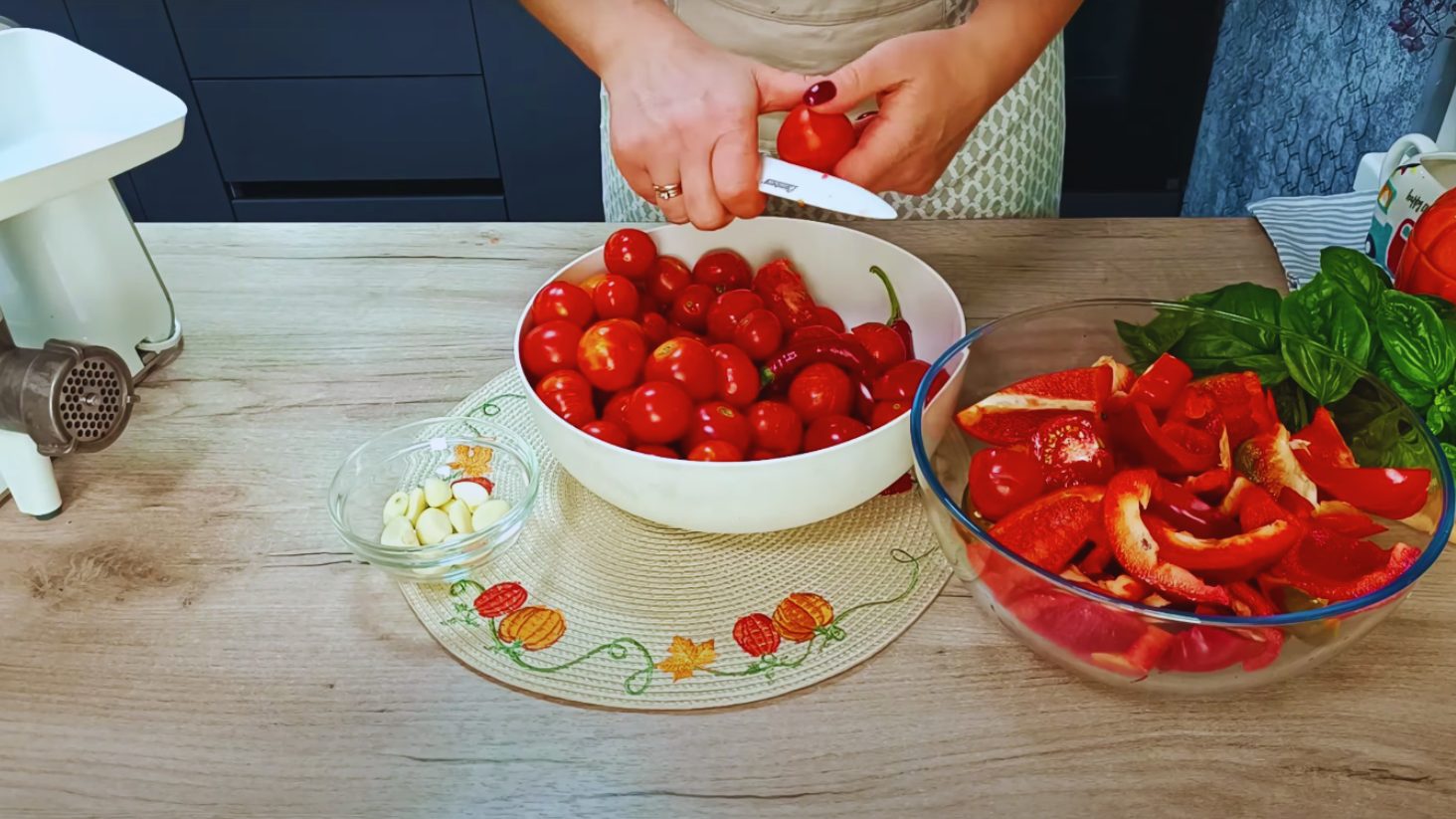 соус на зиму, з помідорів, перцю, базиліку