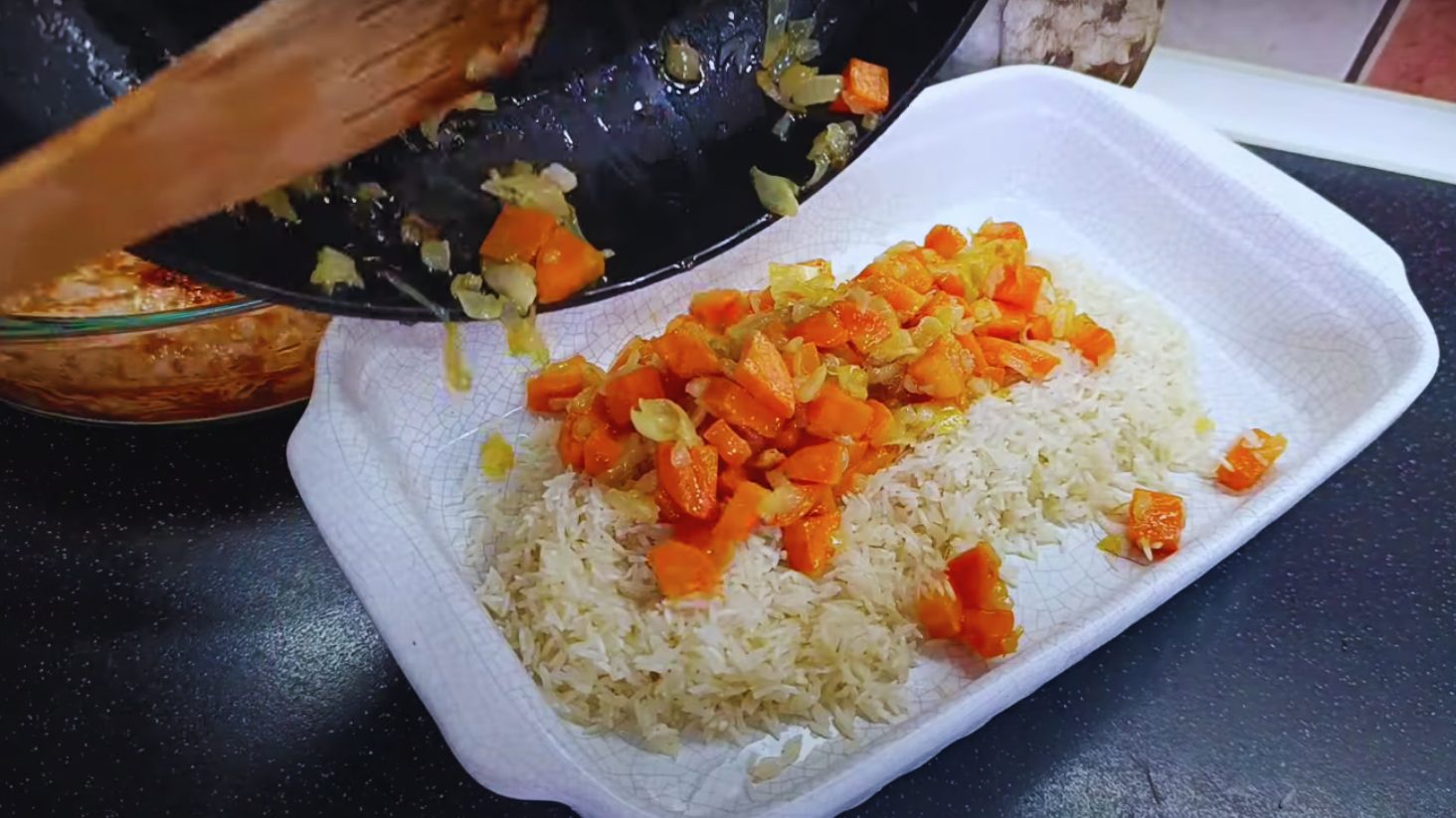 розсипчастий рис з куркою в духовці