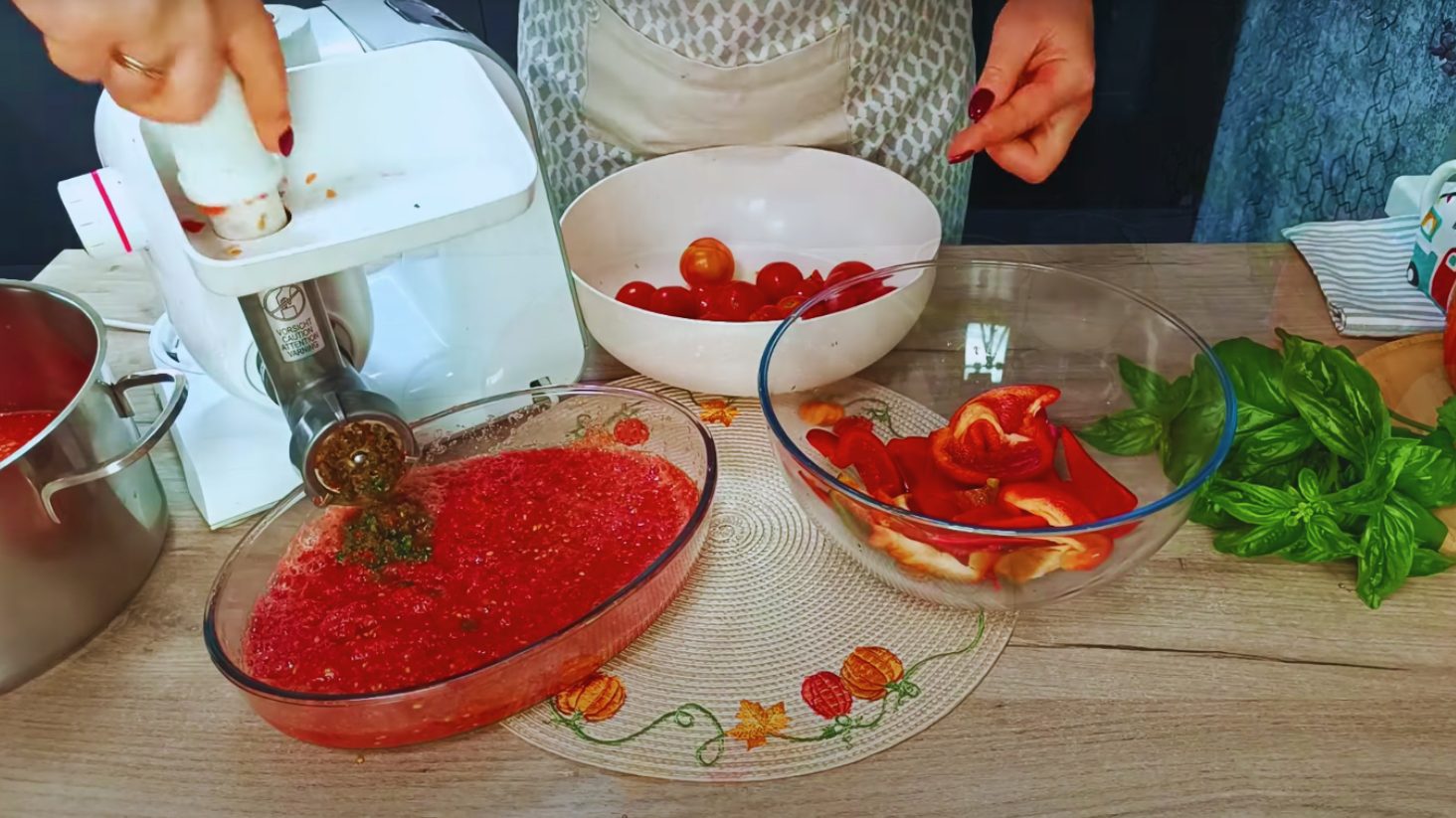 смачний соус на зиму, з помідорів, перцю, базиліку