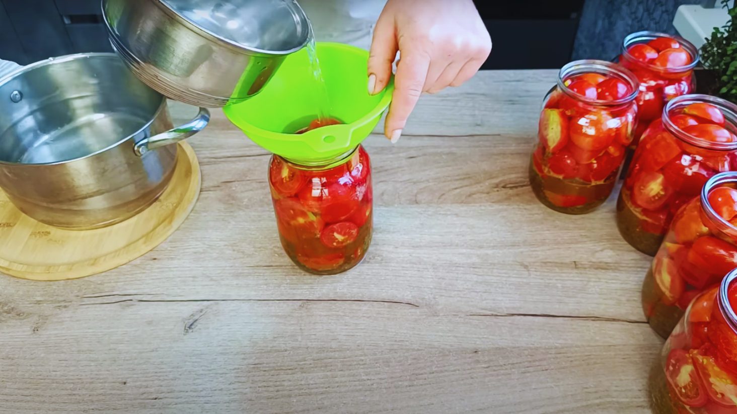 мариновані помідори половинками
