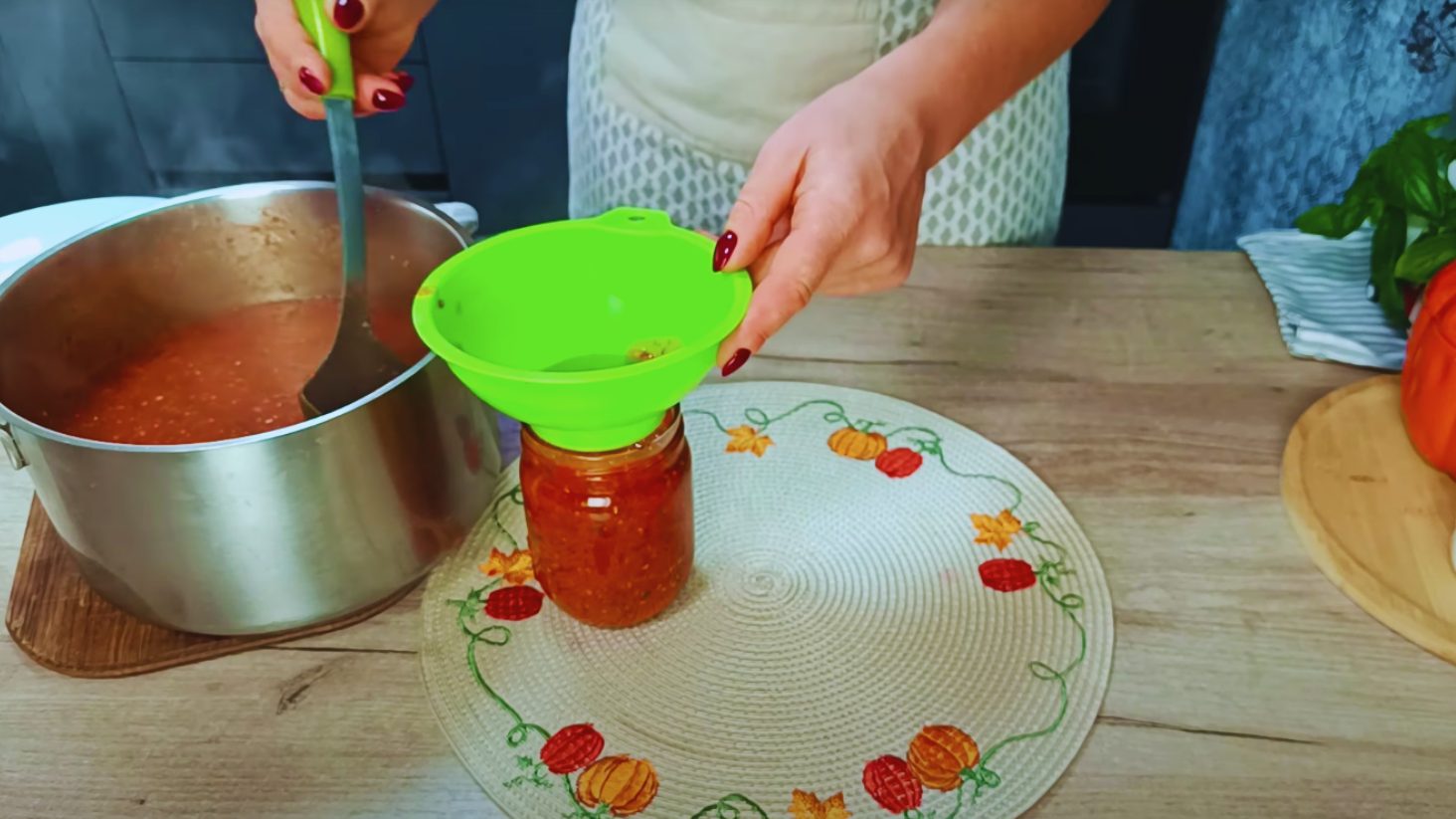 смачний соус на зиму, з помідорів, перцю