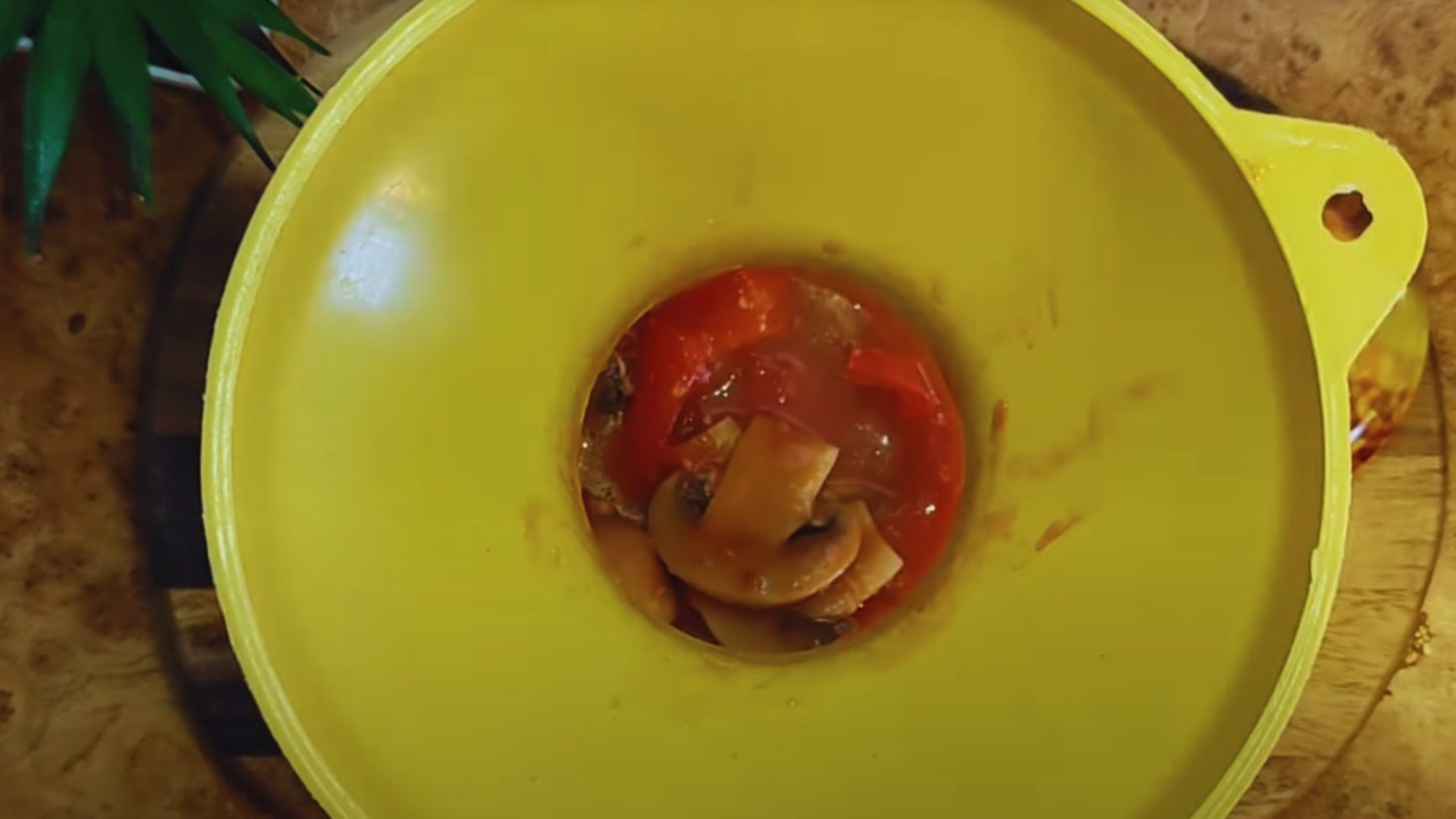 смачний мисливський салат з печерицями на зиму