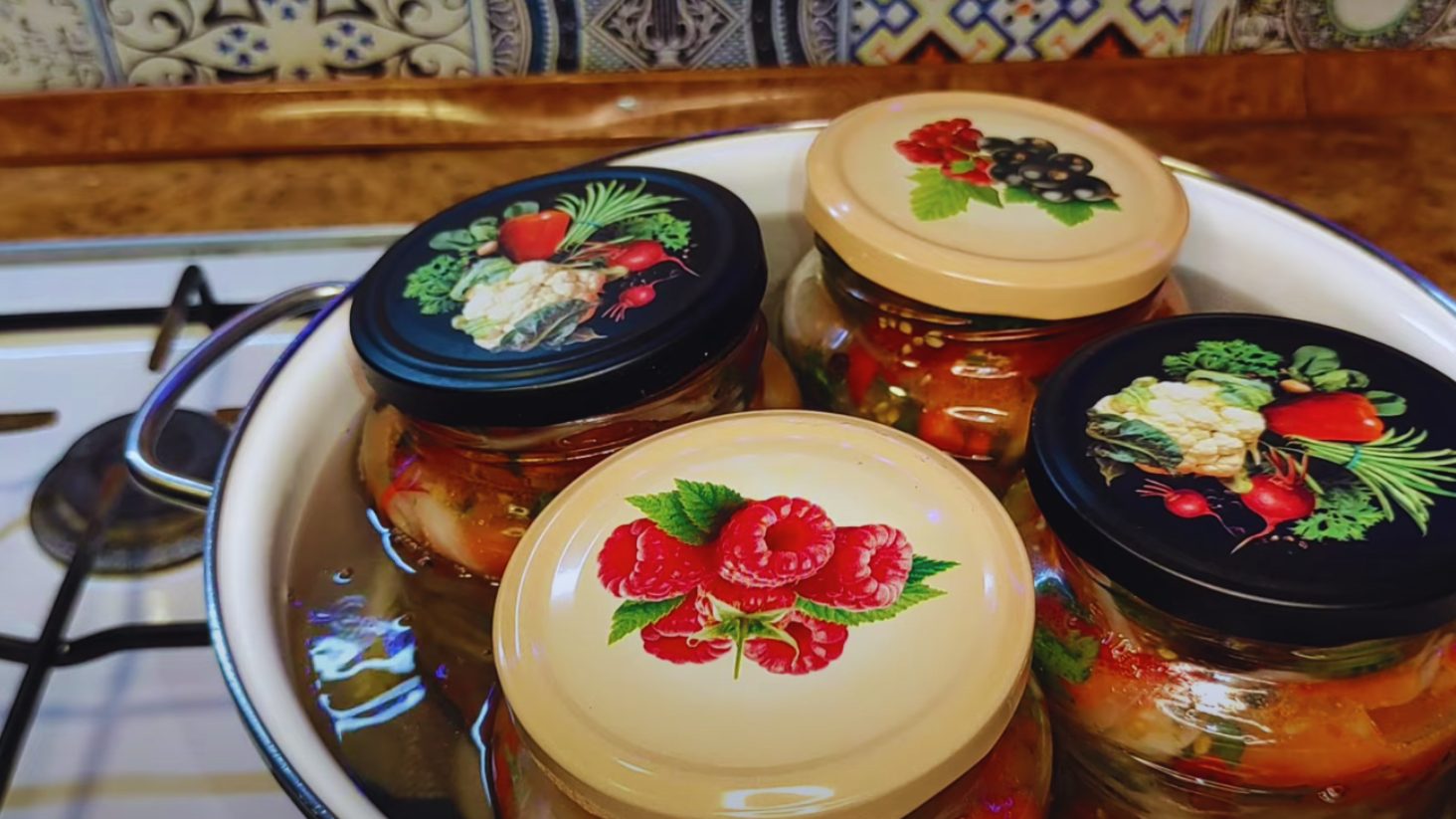 салат з огірками та помідорами на зиму