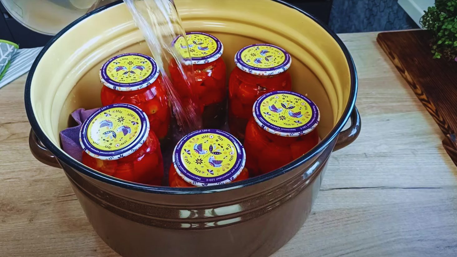 мариновані помідори половинками зі спеціями