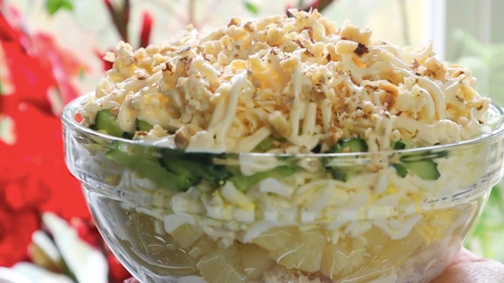 салат з куркою та ананасами