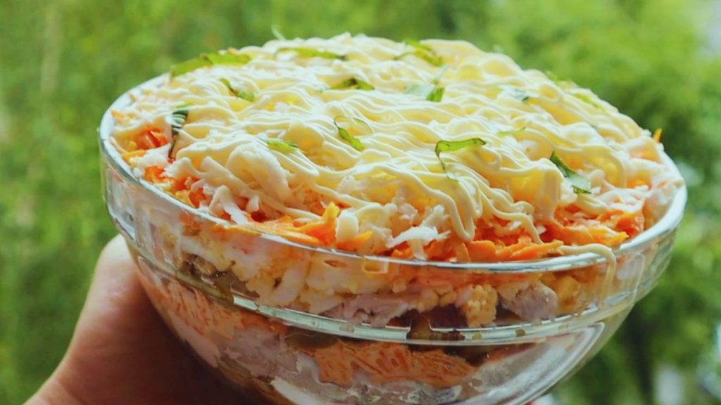 смачний салат з куркою