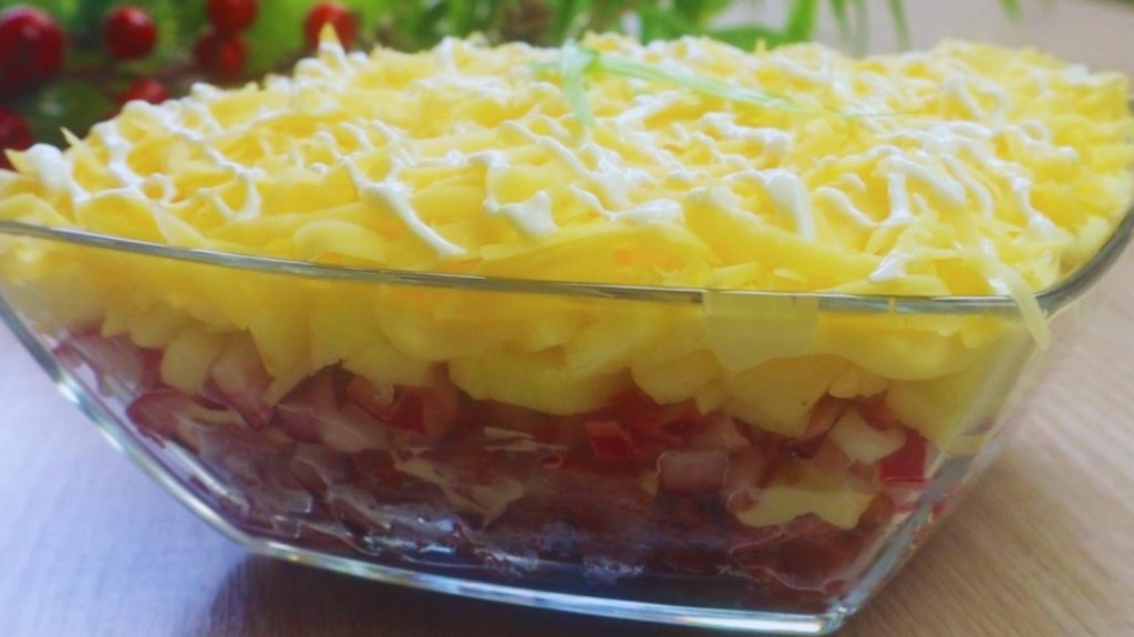 салат з ковбасою