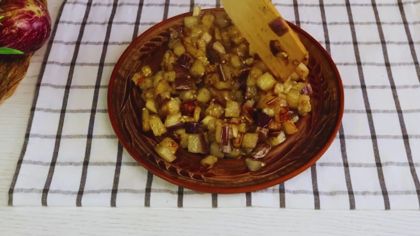 смачний салат з куркою та баклажанами