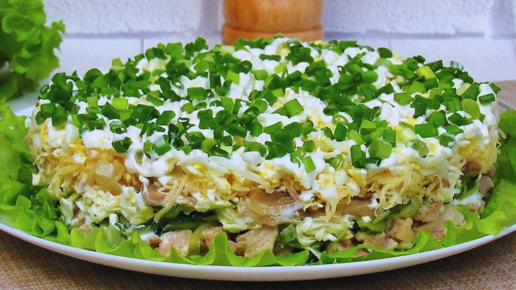 салат Емеральд з куркою та грибами
