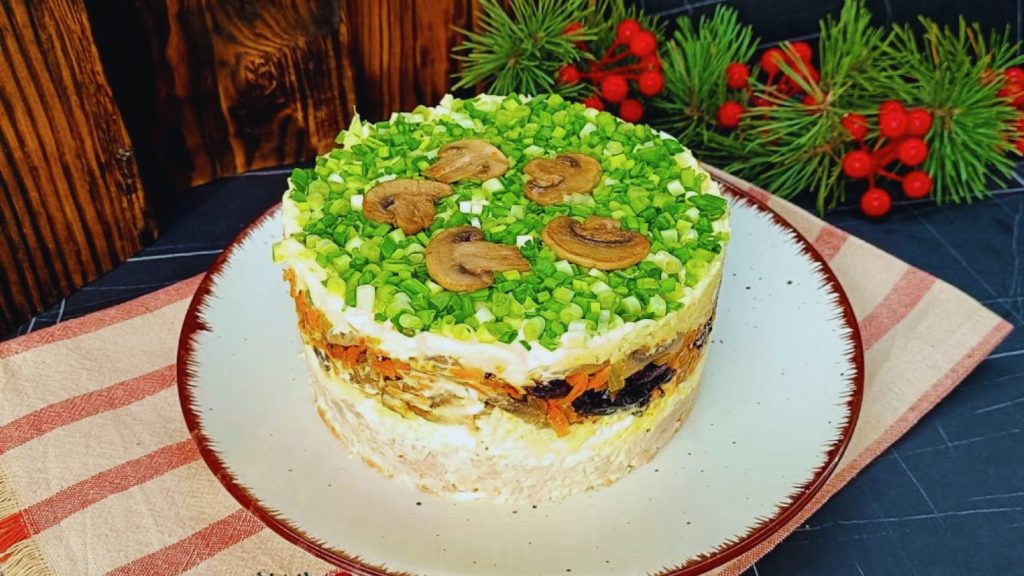 ситний салат із куркою, грибами та чорносливом