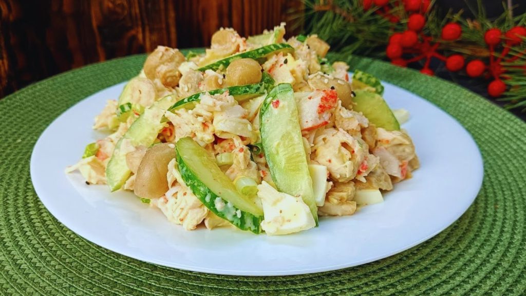 салат із куркою, крабовими паличками та грибами
