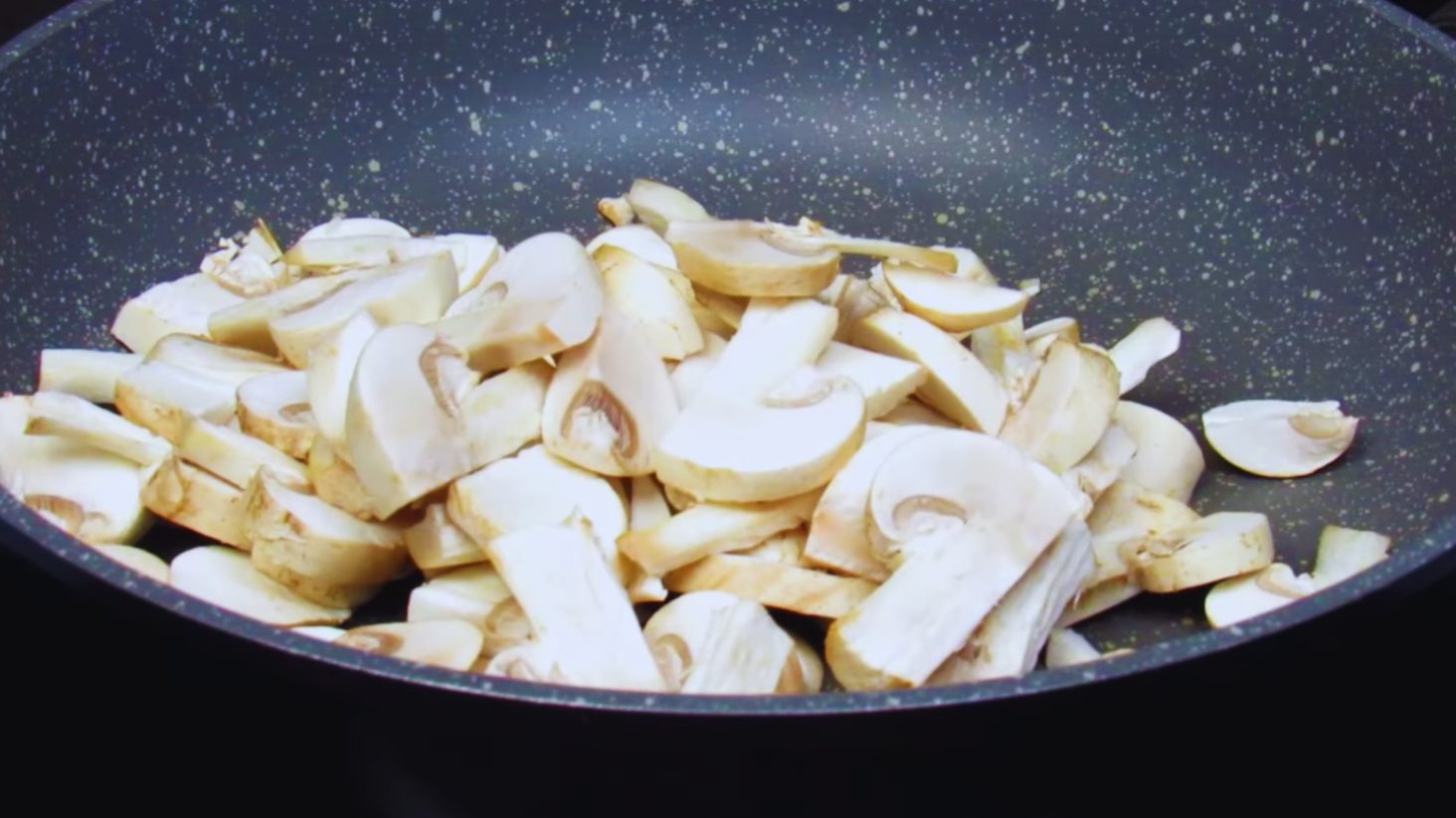 смачний салат з куркою та грибами