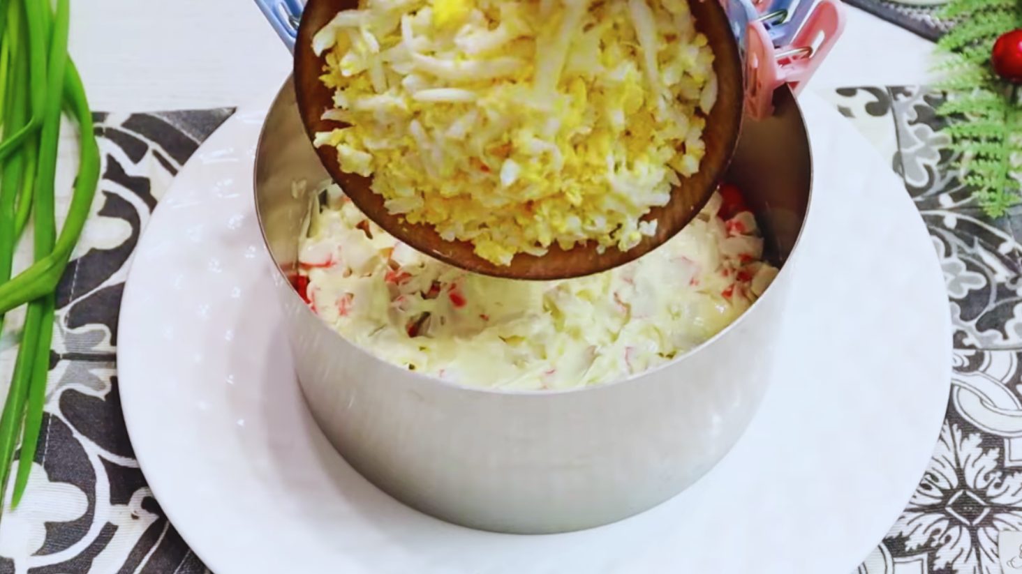салат із крабовими паличками, буряком і сиром