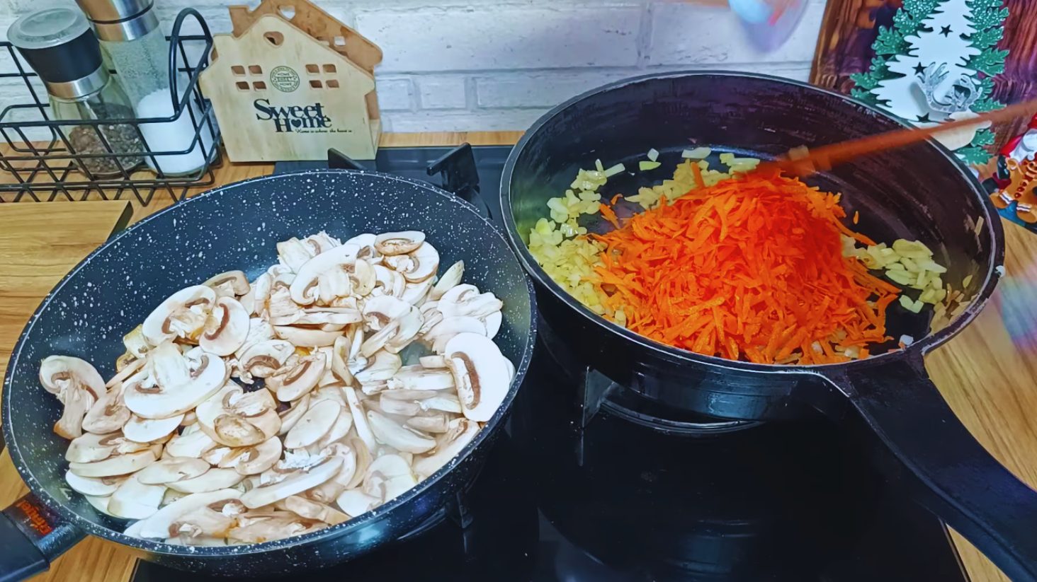 смачний ситний салат із куркою, грибами та чорносливом