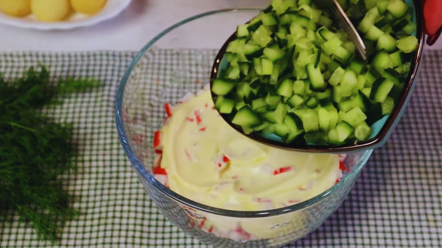 салат з крабовими паличками та огірками