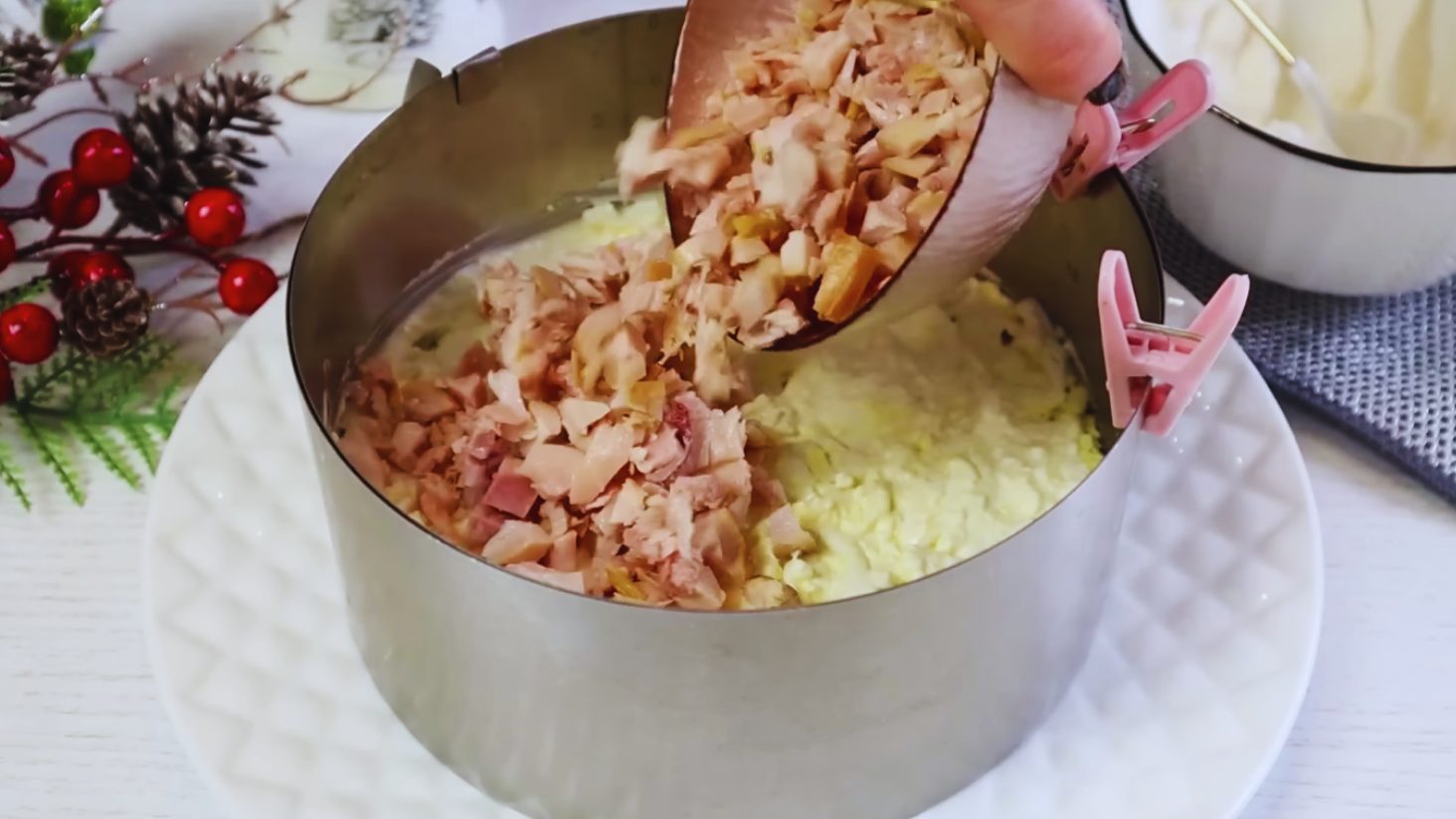 смачний салат з копченою куркою