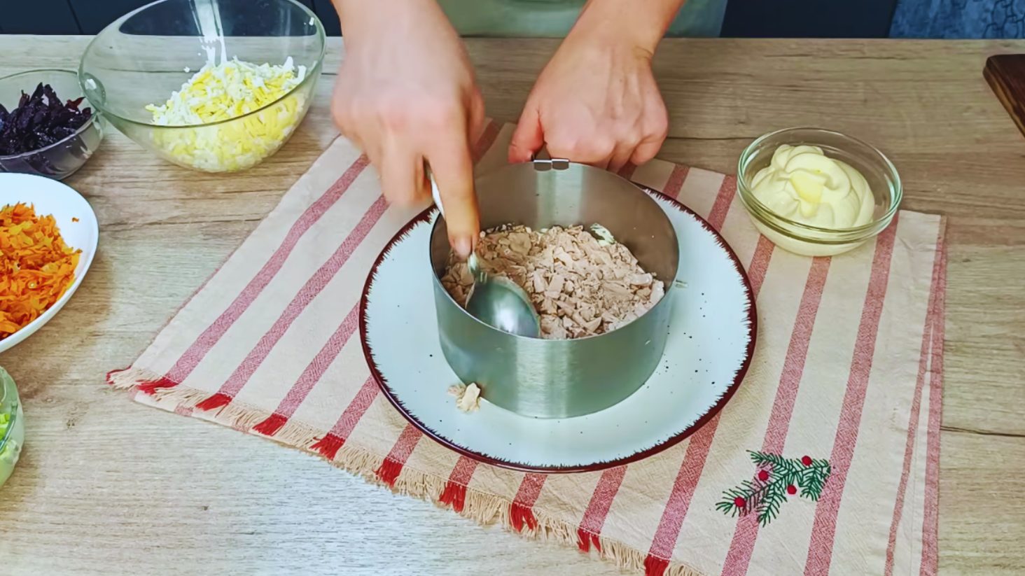 ситний салат із куркою, грибами