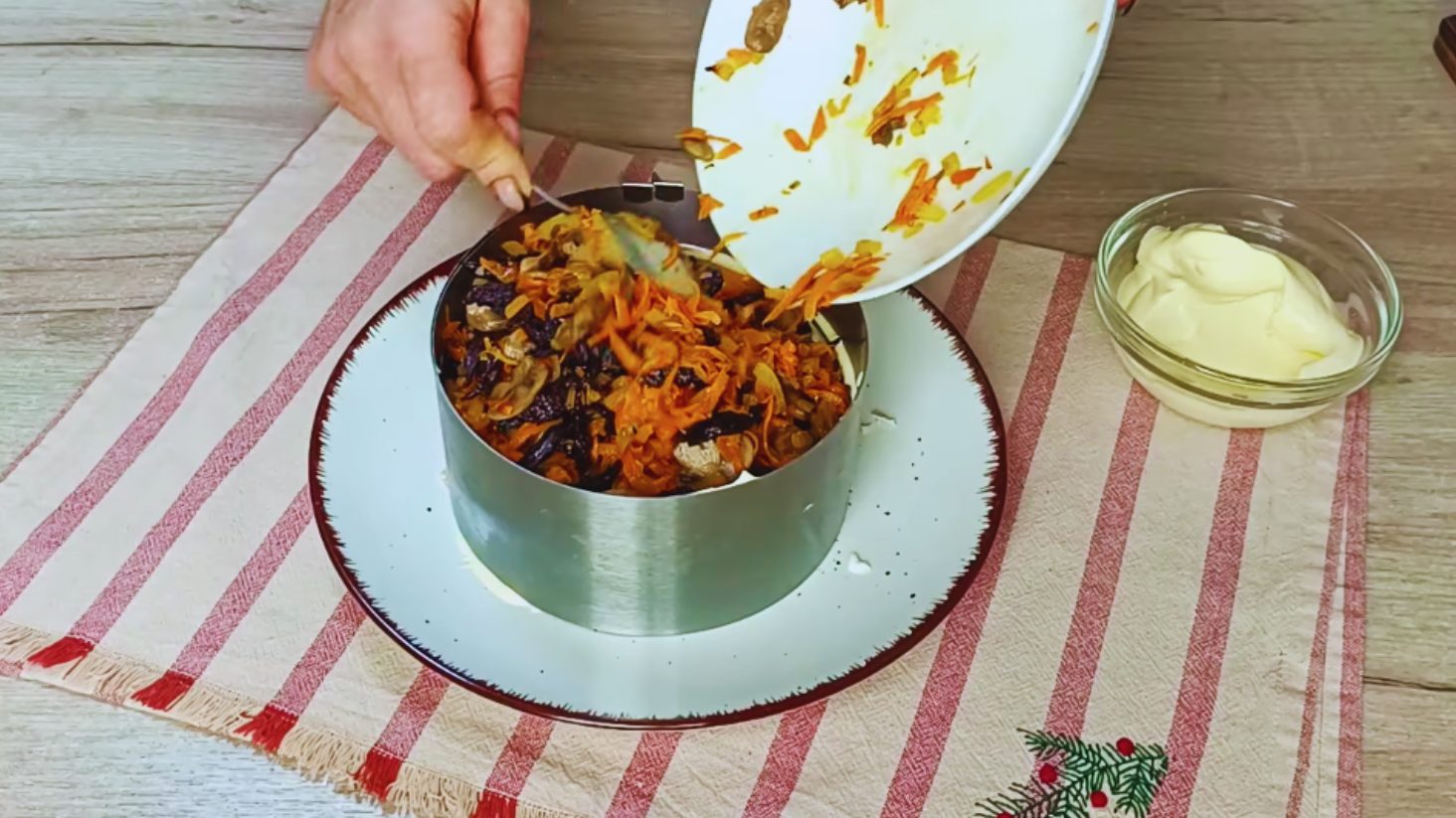 смачний ситний салат із куркою, грибами