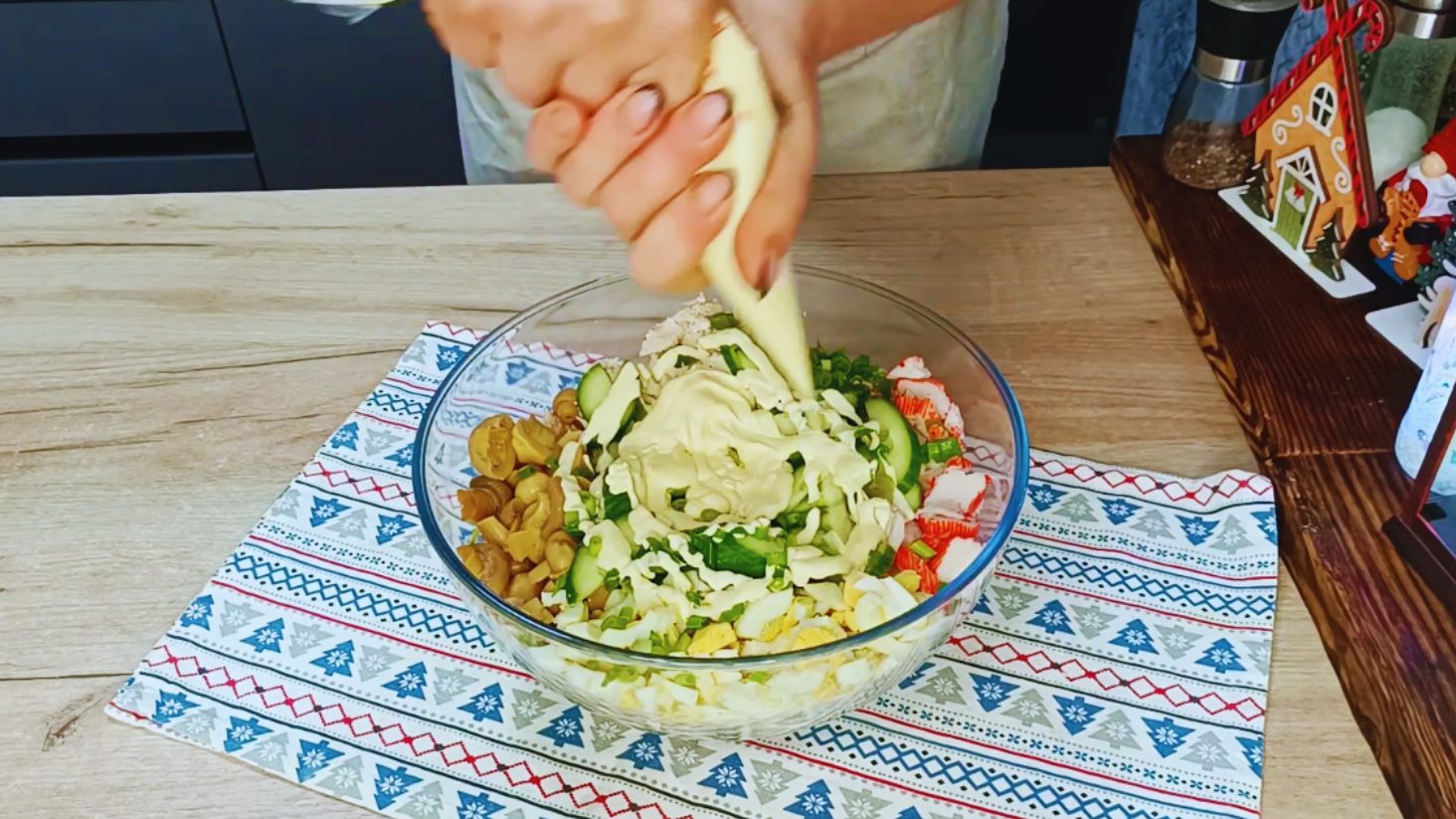 рецепт салату із куркою, крабовими паличками та грибами