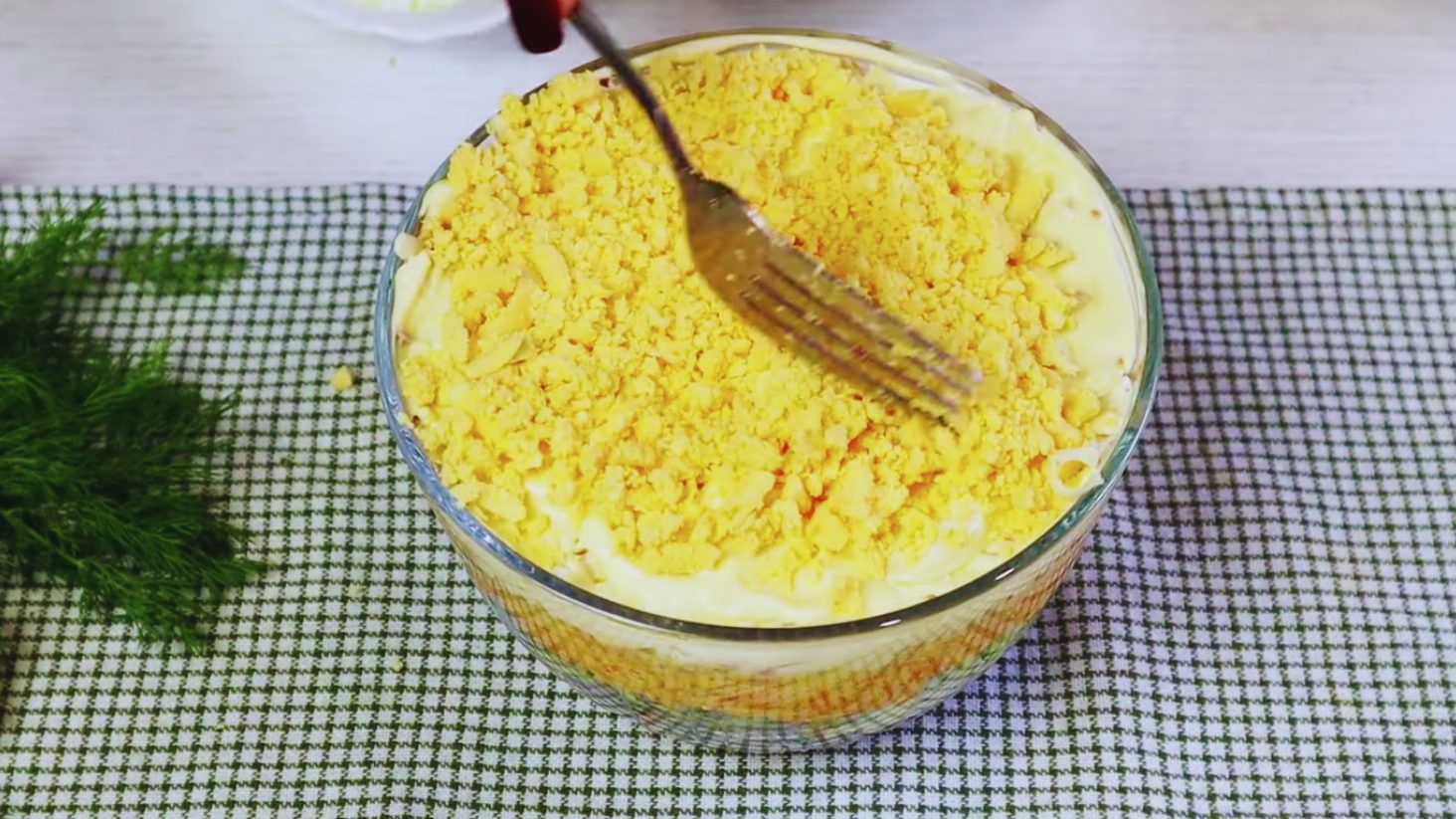 рецепт смачного салату з крабовими паличками