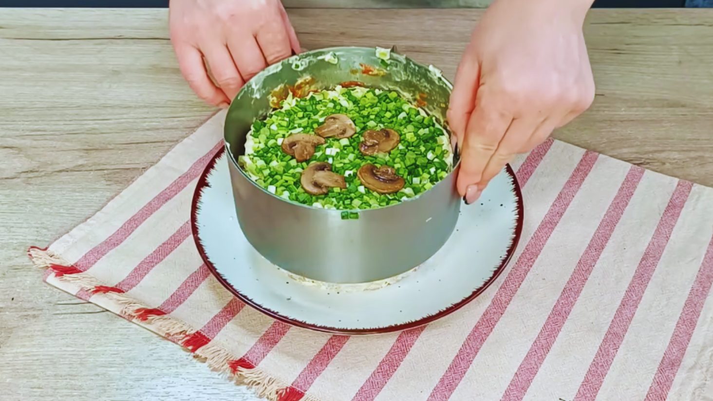 рецепт ситного салату із куркою, грибами