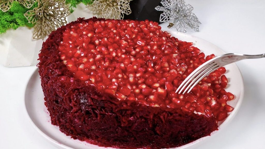 салат з буряком, тунцем і горіхами